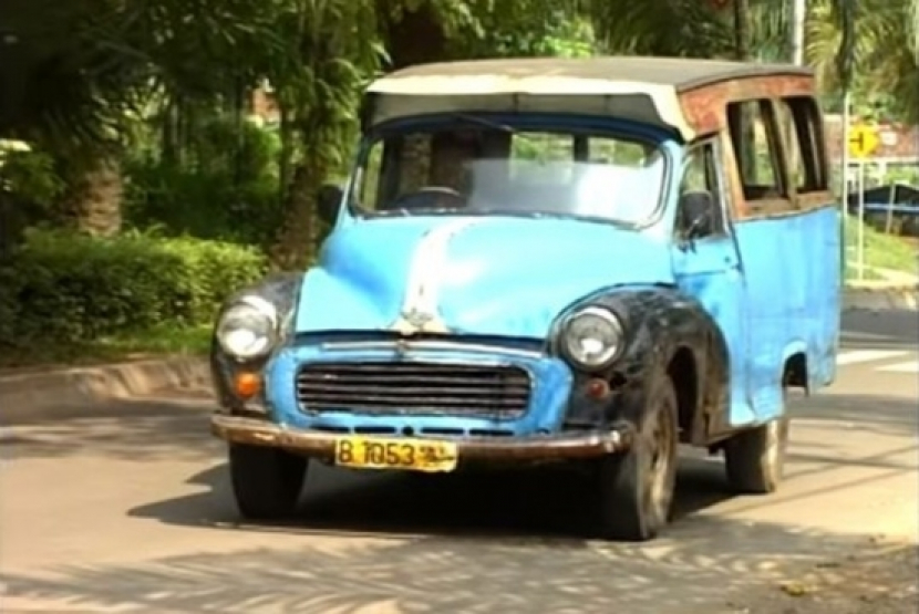 Nama Oplet dari kata Opel sampai tahun 1970-an merupakan angkutan penumpang utama di Jakarta.