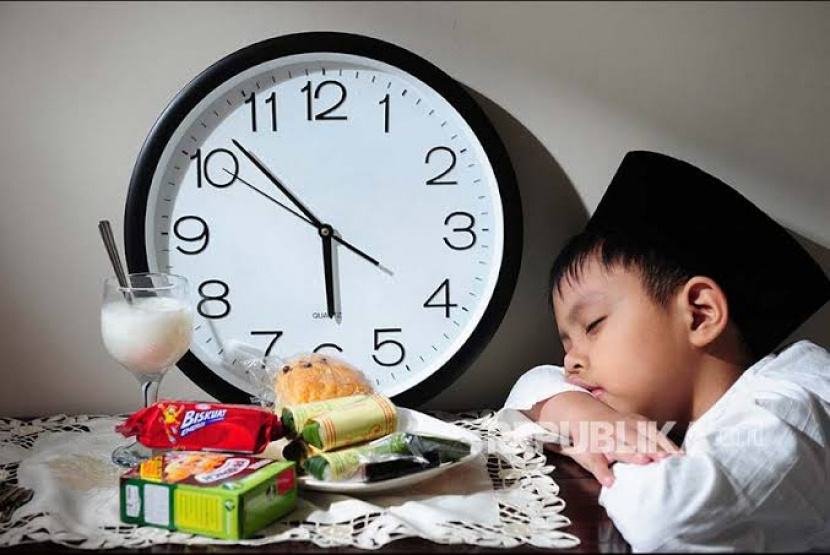 Menunggu Waktu Buka Puasa. Perbedaan awal Ramadhan antara Muhammadiyah dan NU/Pemerintah melahirkan anekdot, puasa ikut yang belakangan, Lebaran ikut yang duluan. Foto: Republika.