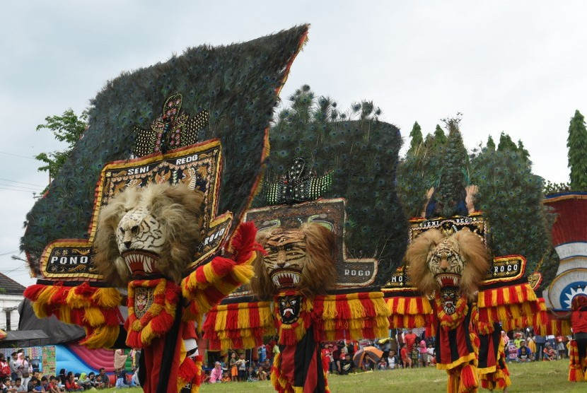 Reog Ponorogo. Indonesia sedang mengajukan Reog Ponorogo sebagai warisan budaya tak benda kepada UNESCO. Namun, ternyata Malaysia juga mengajukan hal serupa. Foto: Republika
