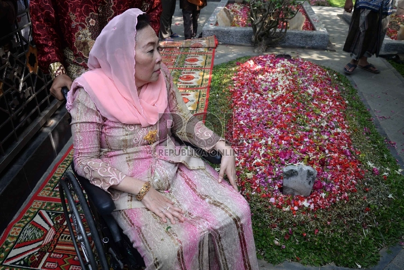 Nyai Sinta Nuriyah, istri Gus Dur. Ajudan Gus Dur membawa nisan Presiden keempat RI itu ke Jakarta ketika naik pesawat.