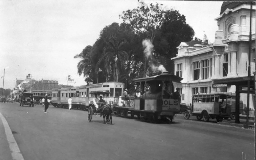 Trem uap di Batavia. Saat trem beroperasi pribumi harus naik di gerbong belakang, sementara gerbong depan khusus warga Eropa. Foto: IST.
