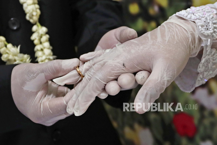 Pengantin Betawi. Masyarakat Betawi mengenal Mak Comblang yang bertugas menjadi perantara mencarikan jodoh. Foto: Republika