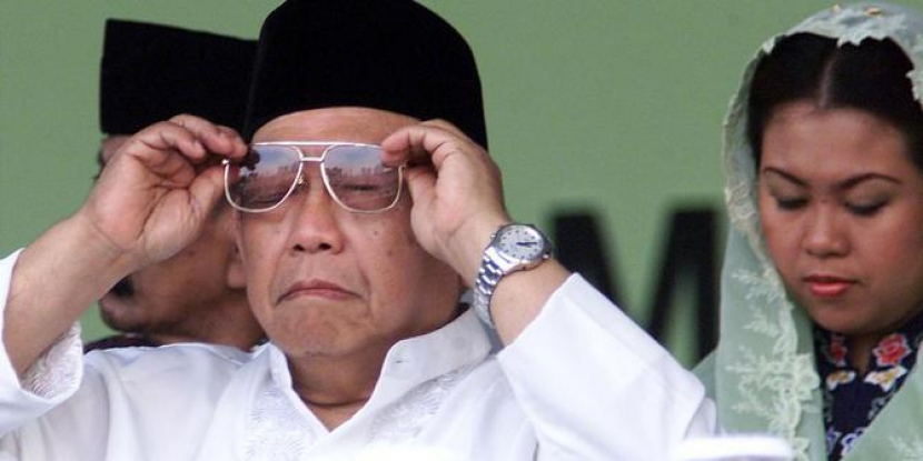 KH Abdurrahman Wahid. Gus Dur bercerita tentang seorang diktaktor yang nyaris mati tenggelam di sungai, diselamatkan oleh seorang nelayan.