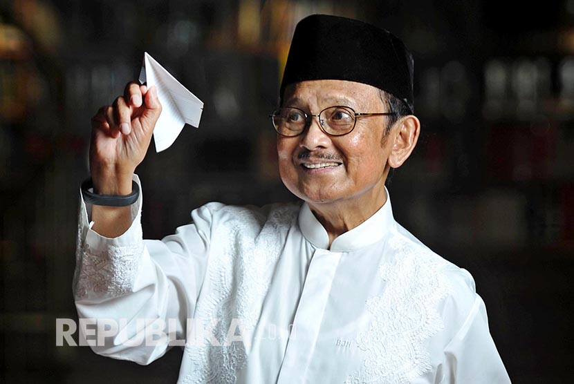 BJ Habibie. Perjalanan hidup Presiden ketiga RI, BJ Habibie menginspirasi banyak orang. Foto: Republika.