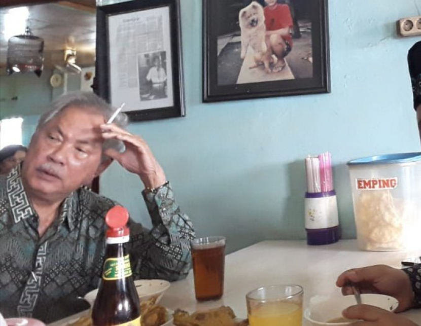 Tokoh Muhammadiyah, Prof Malik Fadjar. Gara-gara Prof Malik Fadjar seorang perokok, warga Muhammadiyah yang merokok disebut pengikut "Mahzab Maliki". Foto: Twitter.