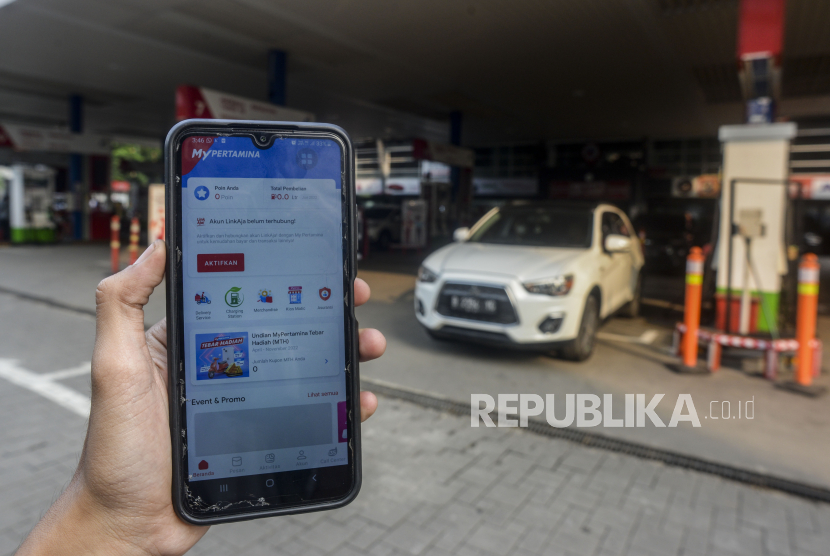 MyPertamina. Mulai 1 Juli 2022, masyarakat yang mau membeli BBM jenis Pertalite dan Solar subsidi wajib memakai aplikasi MyPertamina. Foto: Republika.