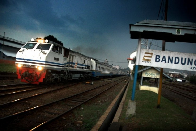 Stasiun Bandung. Ke Bandung naik kereta dari Jakarta ternyata tidak mahal hanya perlu ongkos kurang dari Rp 20 ribu.