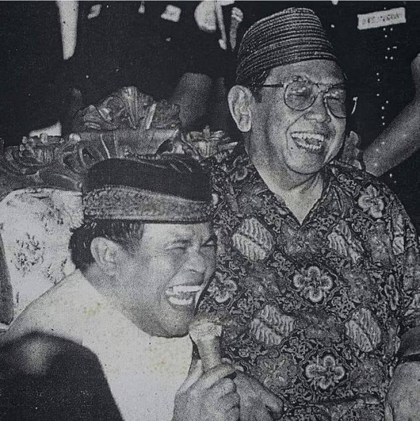 Humor Gus Dur. Gus Dur (kanan) disebut pelawak Kirun (kiri) tahu bisa menebak isi hatinya yang ingin bercanda dengan mengambil amplop hadiah dari tamu. Foto: IST