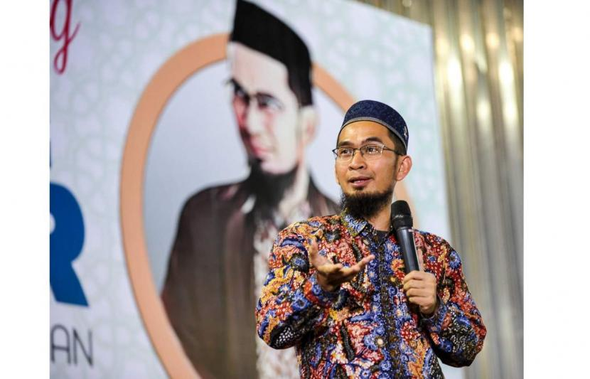 Ustadz Adi Hidayat mengajarkan doa menyambut bulan suci dan mulia. 
